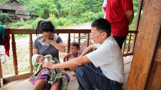 Cán bộ y tế huyện Tủa Chùa tuyên truyền, hướng dẫn bà con dân tộc Mông cách phòng, chống bệnh dại từ chó, mèo